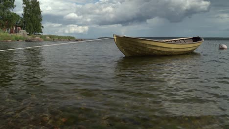 Embarcación-Amarilla-Amarrada-En-La-Bahía-De-Käsma,-Mar-Báltico,-Estonia