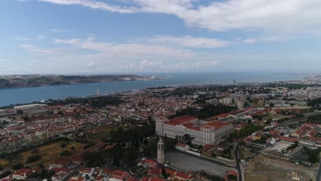 Vista-Aérea-De-Lisboa-Y-El-Río-Tejo