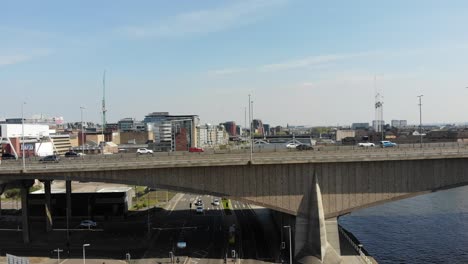 Filmische-Luftaufnahme-Von-Fahrzeugen,-Die-über-Den-Clyde-River-Auf-Der-Kingston-Bridge,-Glasgow,-Schottland,-Vereinigtes-Königreich-Fahren