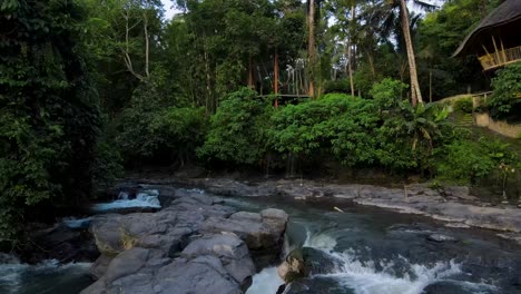 Imágenes-Aéreas-Que-Muestran-La-Cascada-De-Tegenungan-En-Bali,-Indonesia,-Capturando-La-Impresionante-Belleza-Natural-Y-A-Los-Visitantes-Disfrutando-De-Las-Refrescantes-Aguas.