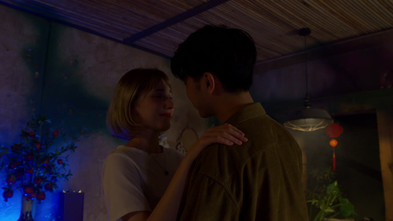 젊은 혼혈 인종, 인종 간의 연인 커플, 느린 동작으로 춤추는 숙소, 저녁, 카페, 레스토랑, 첫 데이트, 사랑 이야기, 만적 인 개념.