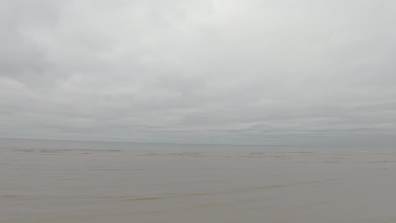 촬영 중인 남자와 함께 발트해와 라트비아 해안의 오토몬에서 머리를 잃다