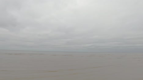 perder la cabeza en otoño en el mar báltico y la costa de letonia con un chico filmando