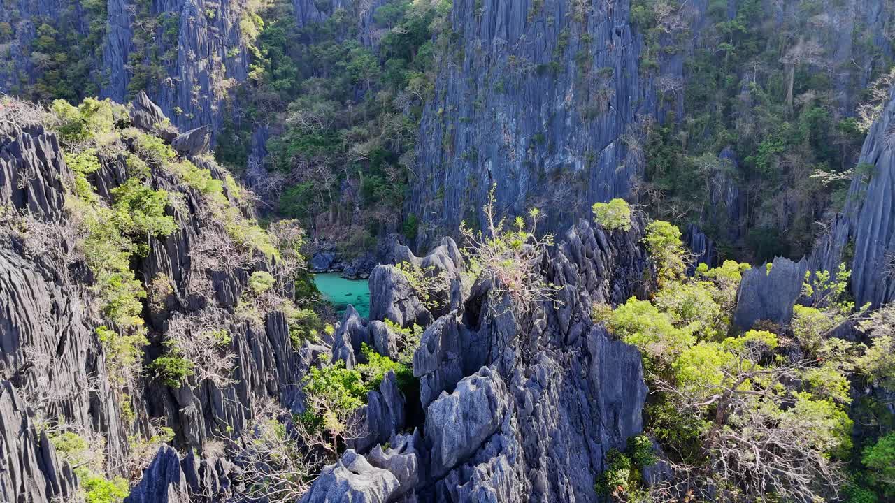 imágenes de drones de acantilados escarpados que revelan un lago en la isla de coron en filipinas