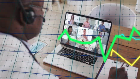 animación de procesamiento de datos financieros sobre hombre afroamericano en llamada de video portátil