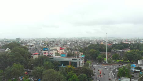 Dolly-Forward-Drohnenaufnahme-über-Shaniwar-Wada-Verkehr-Auf-Der-Chhatrapati-Shivaji-Bridge-Road-Dr.-Hegdwar-Chowk-Old-Pune-City-Heritage-Site-Indien