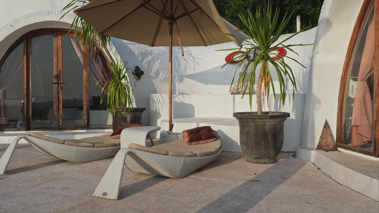 빌라에 반사되는 황금 시간 해가 지는 것