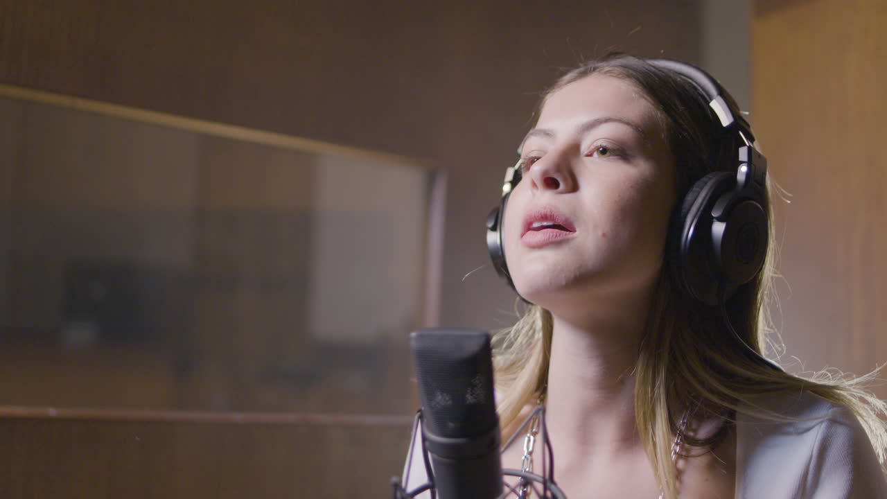 음악 스튜디오에서 일하는 아름다운 여성 가수