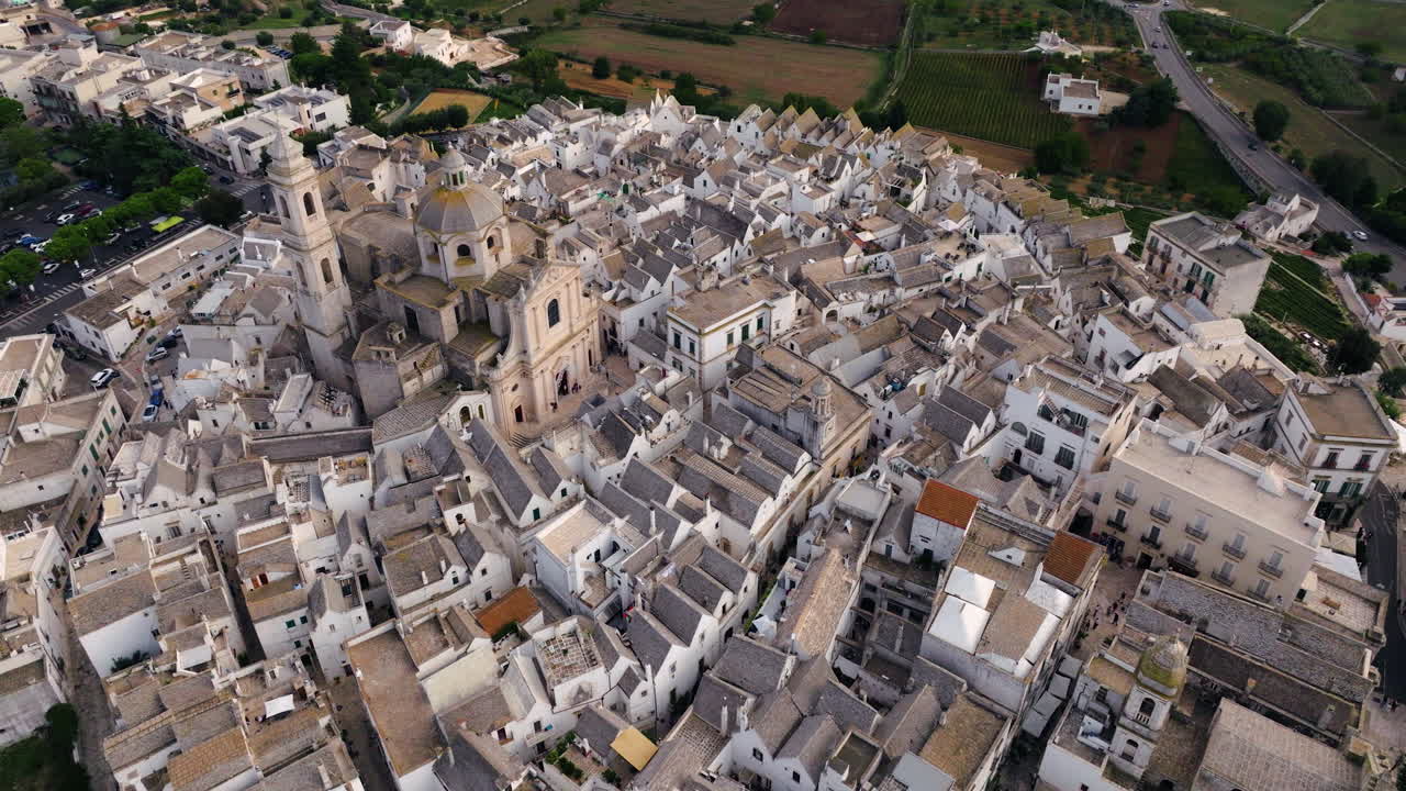 iglesia de san jorge mártir en locorotondo, italia - disparo aéreo de un avión no tripulado
