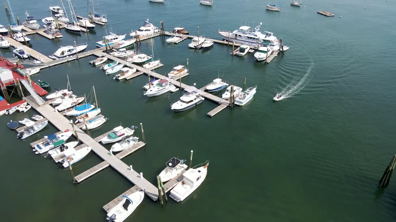 båtar förtöjda vid rockland harbour i maine | flygbild | sommar 2021