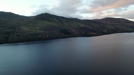 Vista-Aérea-De-Un-Hermoso-Amanecer-En-Las-Tierras-Altas-De-Escocia-En-Loch-Earn--Cámara-Panorámica-Hacia-La-Derecha