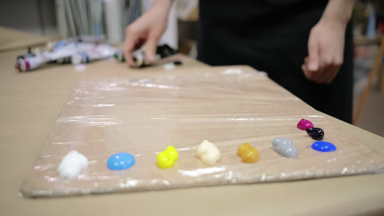 artista trabajando en una paleta de pintura