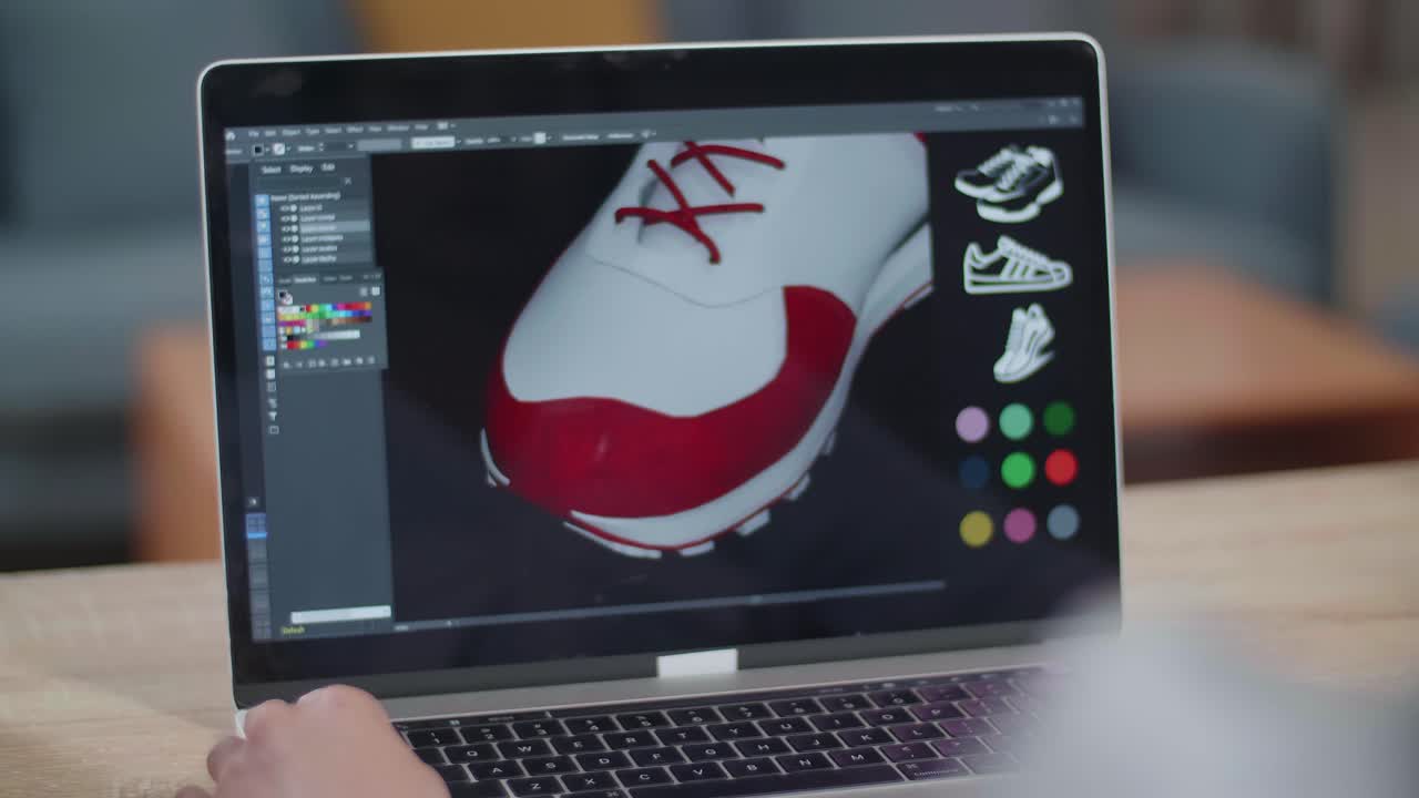 persona diseñando zapatillas de deporte en una computadora portátil