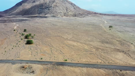 Toma-Aérea-Sobre-Un-Desierto,-Acercándose-A-Monte-Leste,-En-La-Isla-De-Sal,-Cabo-Verde