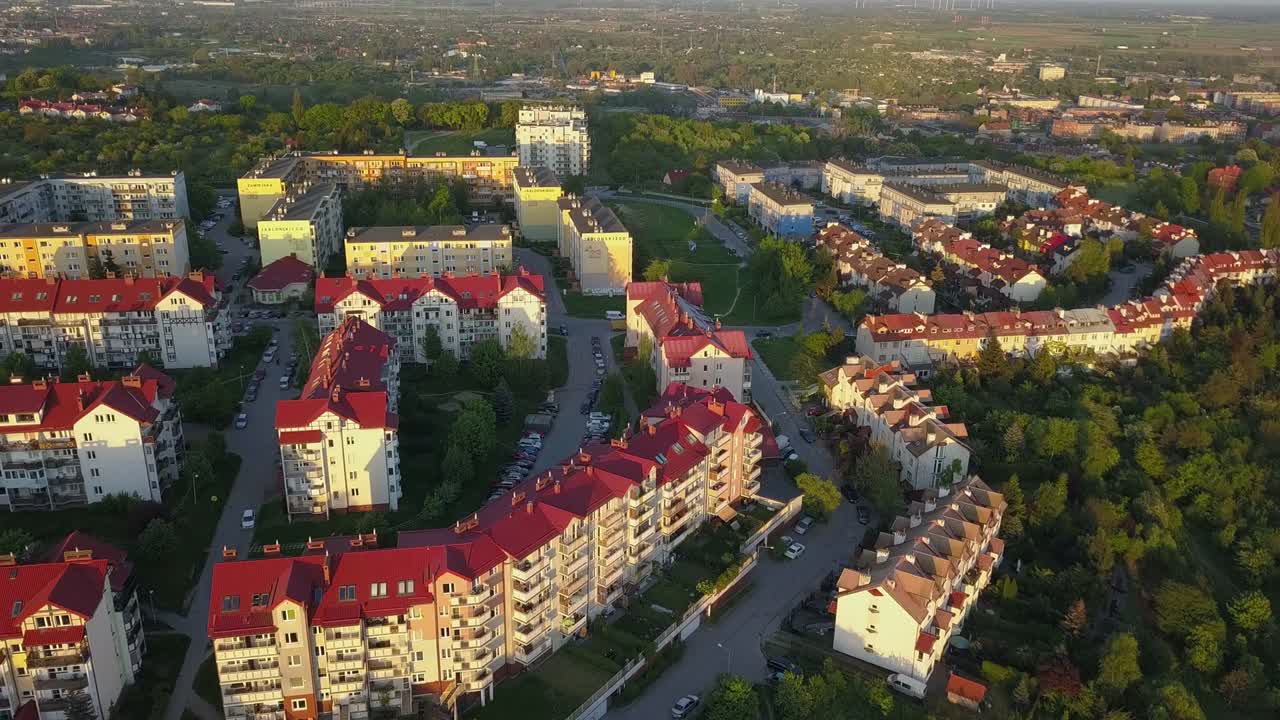 aerial de una zona residencial al atardecer con bloques de apartamentos y casas