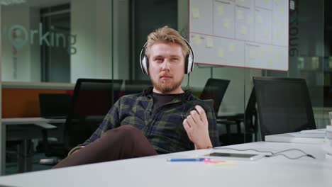 un joven escuchando música en el interior