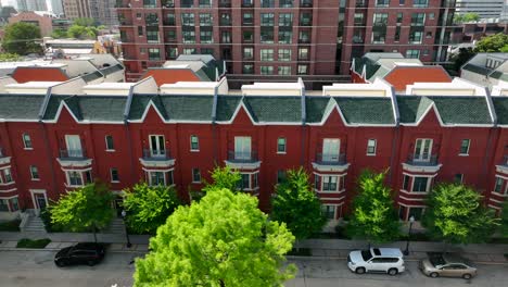 Toma-Aérea-De-Un-Camión-De-Casas-En-Hilera-De-Edificios-De-Apartamentos-Rojos-En-Una-Ciudad-Urbana-Americana