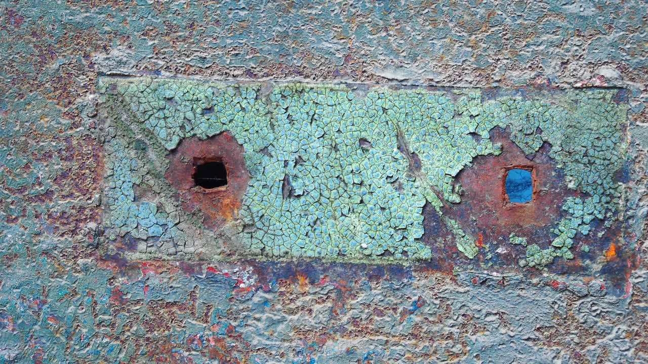 구과 균열된 페인트가 있는 녹은 금속 판