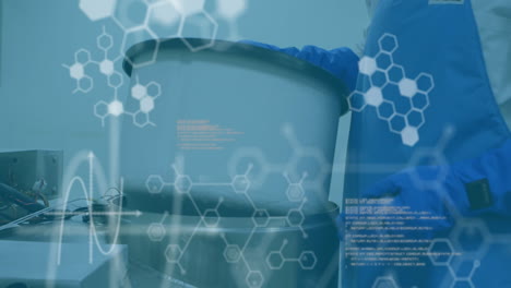 estructuras moleculares hexagonales y animación de datos científicos sobre el equipo de manipulación del trabajador de laboratorio