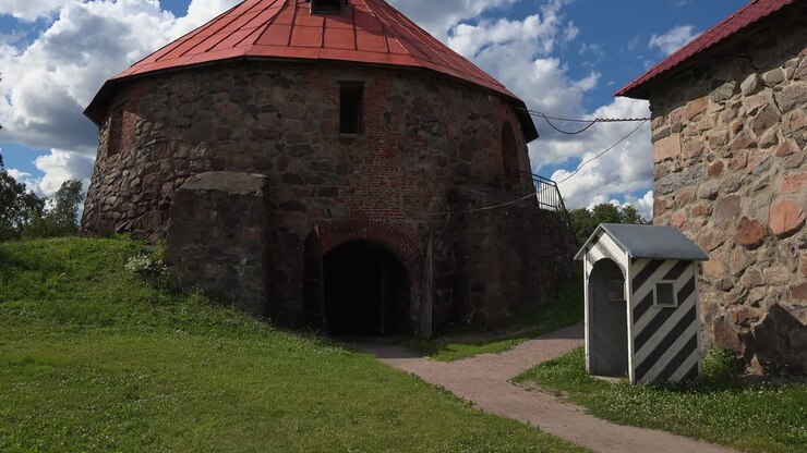 Una veduta di un antico ingresso della fortezza-museo Korela, Russia