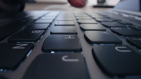 primer plano de macro en movimiento: primer plano de las manos escribiendo en el teclado programador codificación de software jugador usando el tecrador