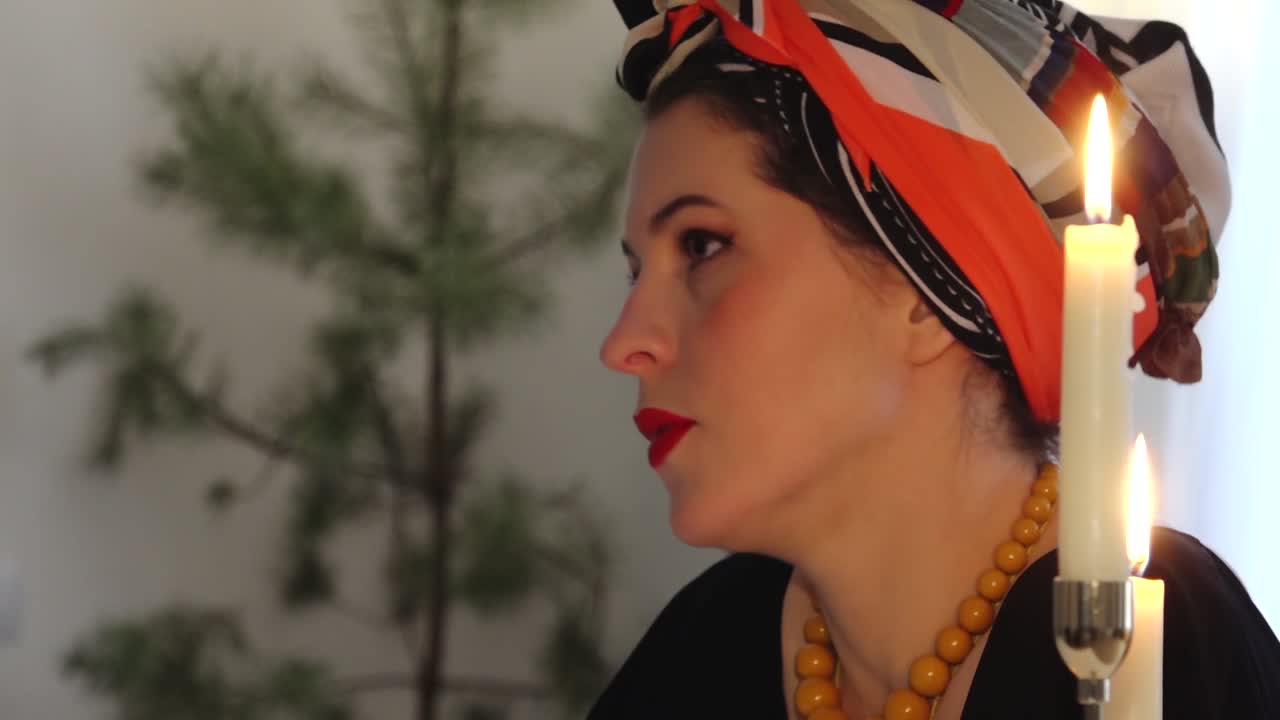 머리에 스카프를 입은 여자