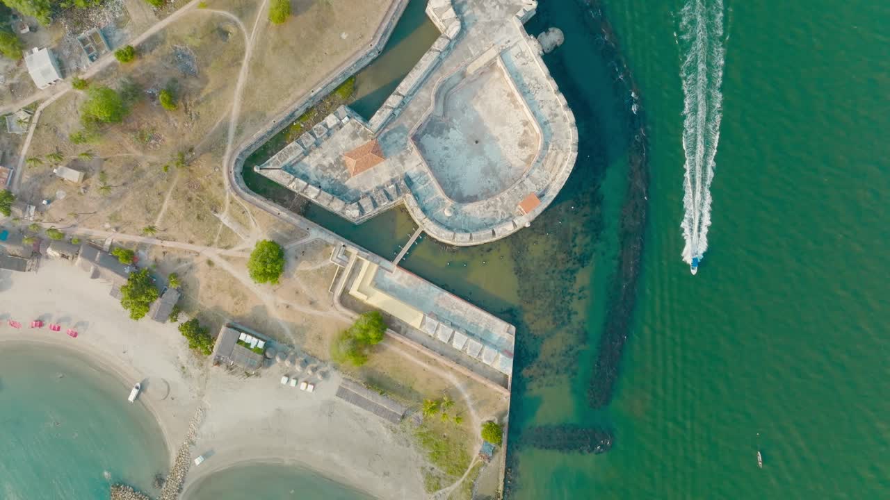 съемка с беспилотника с воздуха форта и замка сан-луис-де-бокахика в картагене, колумбия