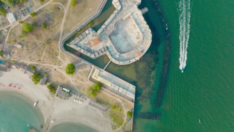 toma aérea de arriba hacia abajo del fuerte y el castillo de san luis de bocachica en cartagena, colombia