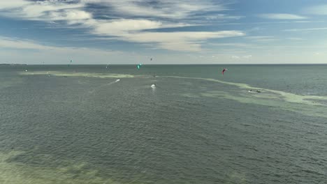 pan vista por avión no tripulado de kitesurfistas en san petersburgo florida