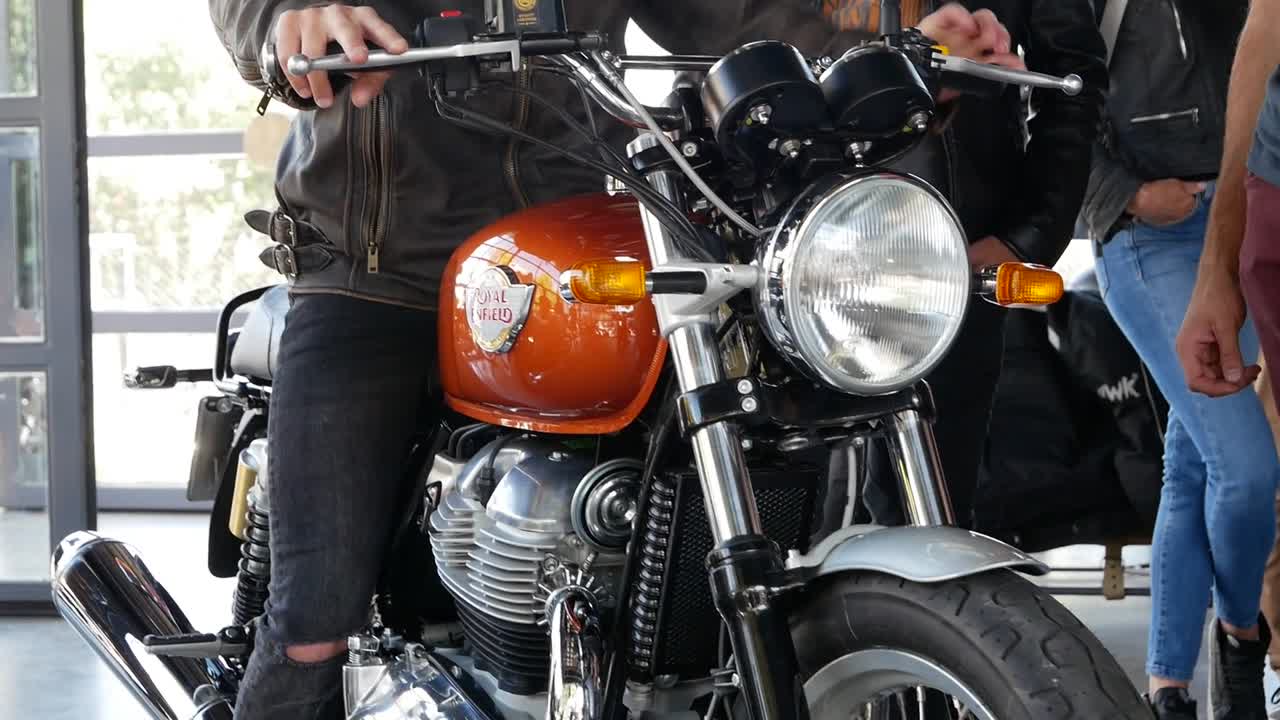 Une moto dans un garage