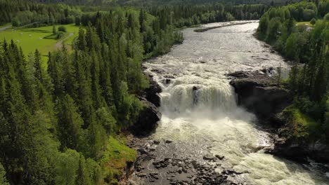 La-Cascada-Ristafallet-En-La-Parte-Occidental-De-Jamtland-Está-Catalogada-Como-Una-De-Las-Cascadas-Más-Hermosas-De-Suecia.