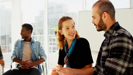 colegas de negocios discutiendo sobre una tableta digital