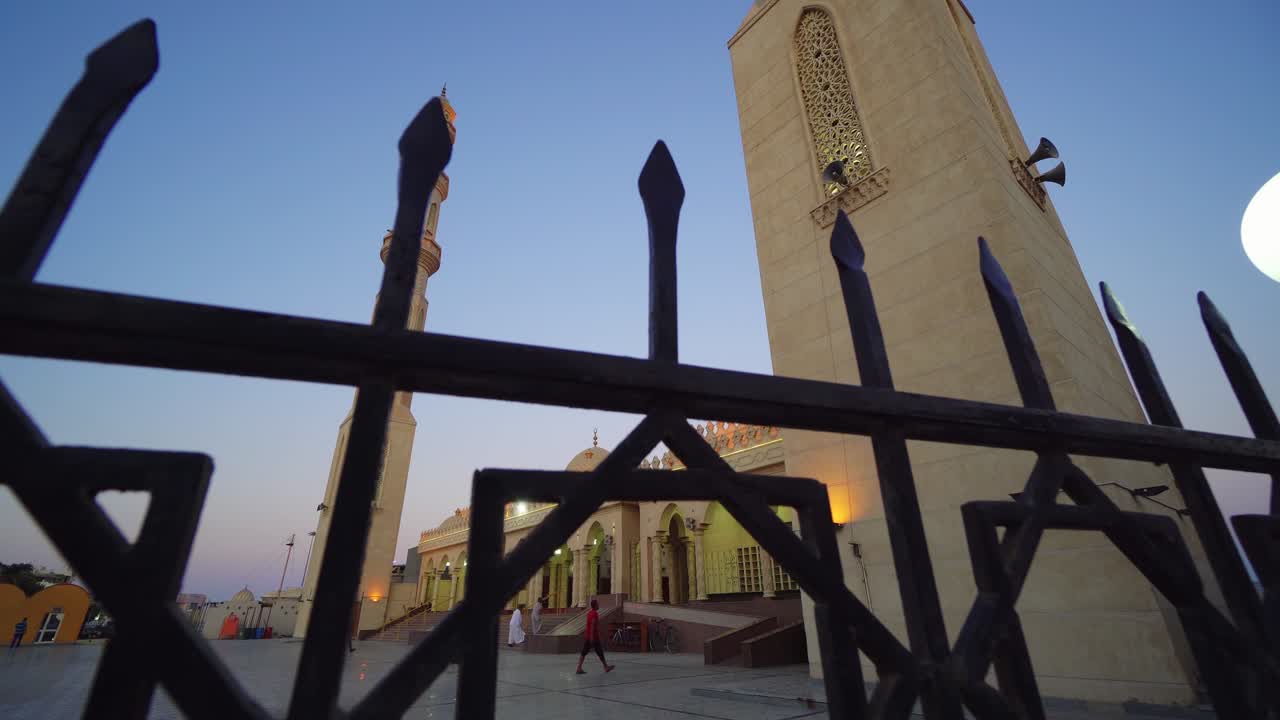 mezquita de el mina con minaretes contra el cielo azul con turistas que visitan la mezquita en hurghada
