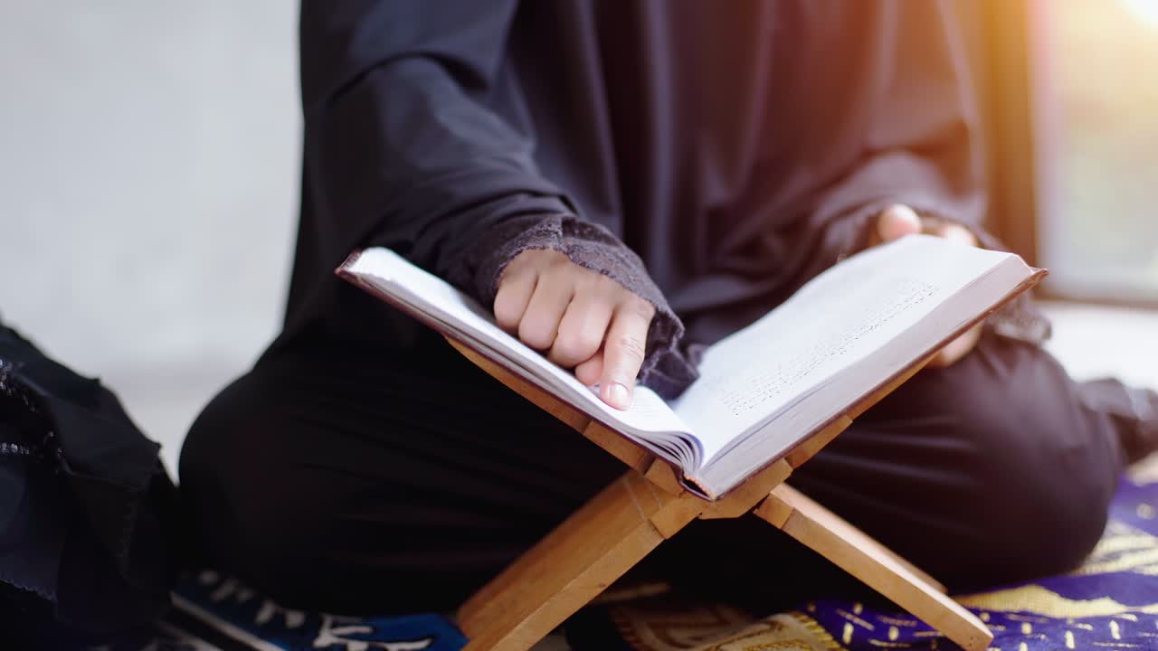 아시아 의 무슬림 여성 이 집 에서 기도 하고 드리고 있다