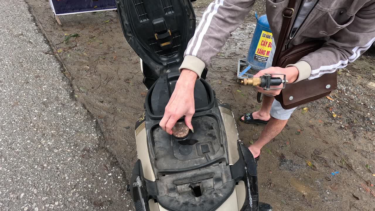 발전기에 가솔린을 부는 사람