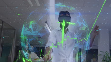 animación del globo, flechas y procesamiento de datos sobre empresario que usa auriculares vr en la oficina.