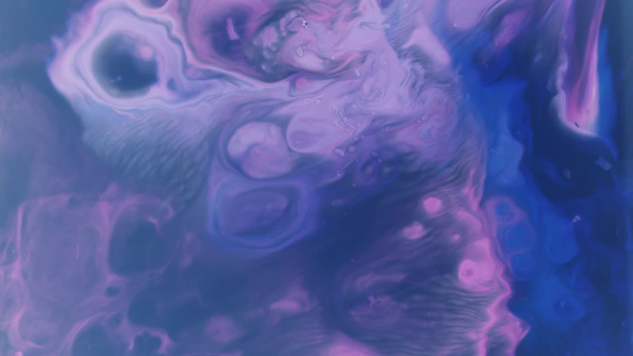 Sfondo astratto di colore viola di pittura di colori psichedelici in movimento, primo piano.