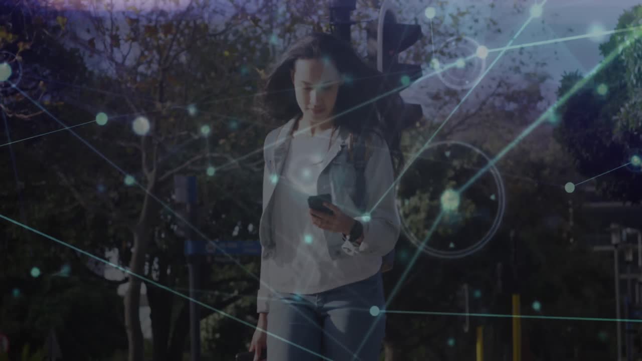 animación de una red de conexiones a través de una mujer biracial usando un teléfono inteligente