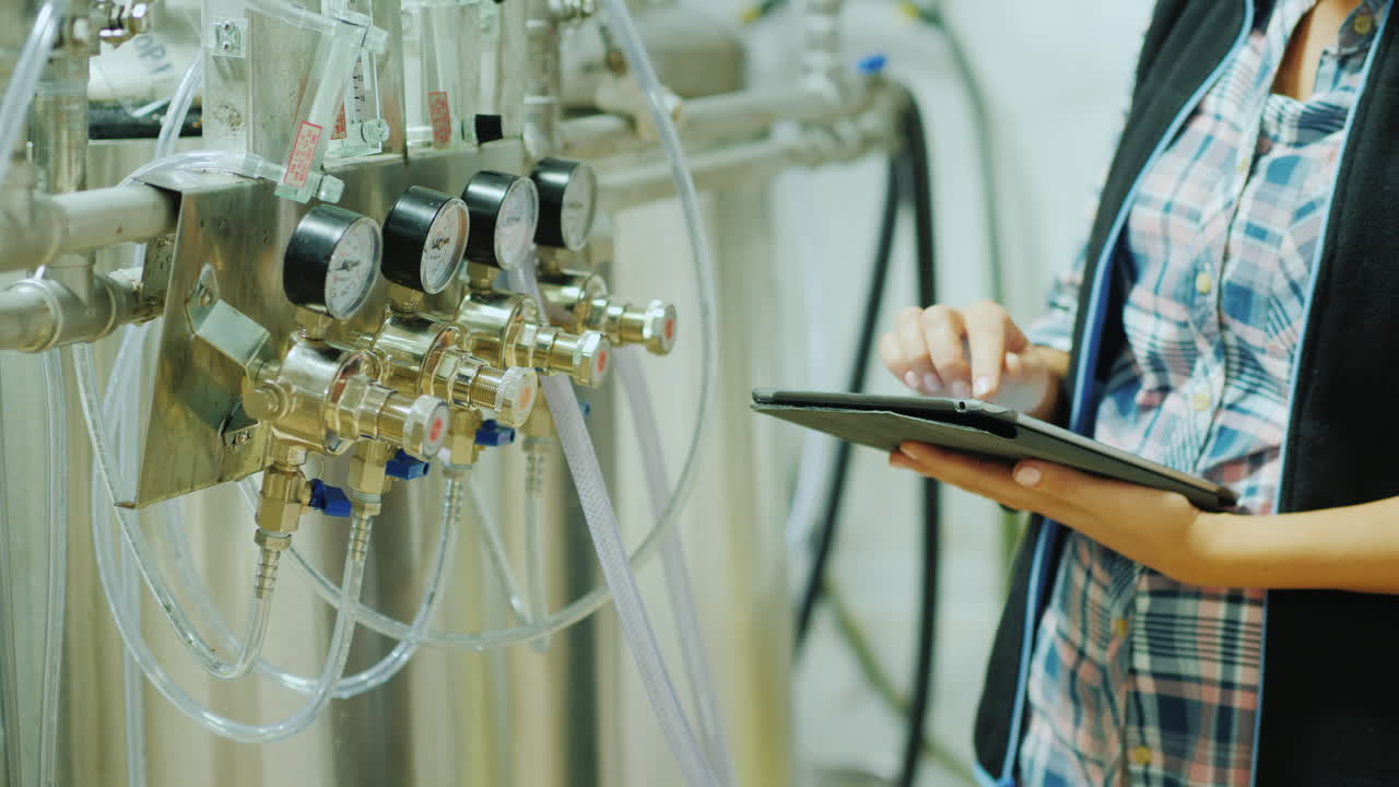 control de calidad en manos de producción de un ingeniero con una tableta en el fondo de instrumentos y