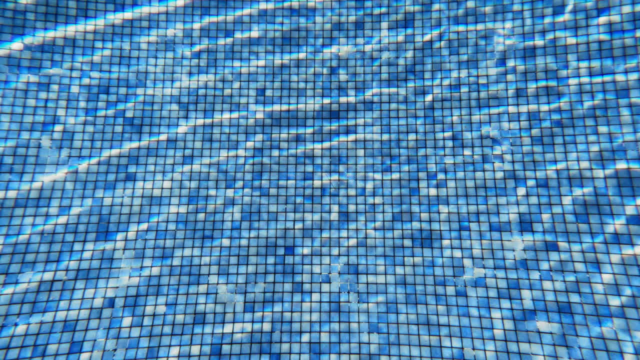 Klares Wasser im Schwimmbad mit glitzerndem Sonnenlicht