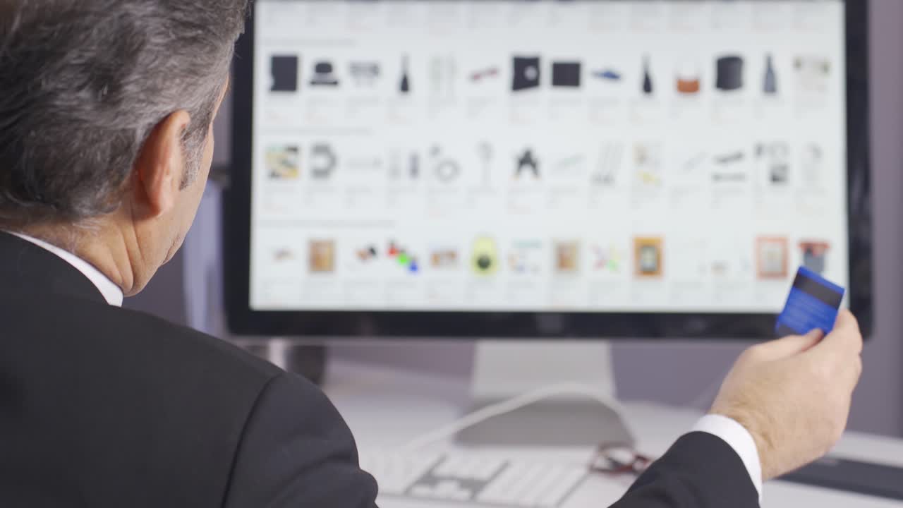 전자상거래에서 주문하는 사업가는 저렴한 가격을 찾고 있습니다.