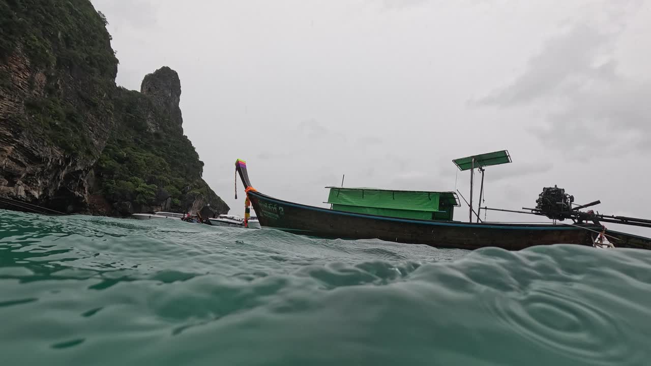 보트 와 물고기 들 이 있는 열대 해저 장면