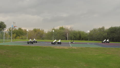 5-Karts-De-Pedales-Están-Listos-Para-Ir-A-Una-Cancha-De-Baloncesto,-Los-Niños-Vendrán-A-Jugar-En-Ellos:-Esta-Es-Una-De-Las-Actividades-Del-Cumpleaños-Infantil-En-Ciertas-Zonas-Del-Mundo.