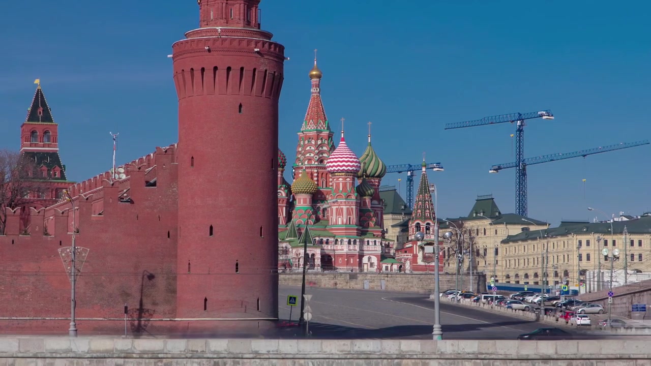 Catedral de San Basilio con la muralla del Kremlin de día desde la Plaza Roja, timelapse hyperlapse en Moscú, Rusia.