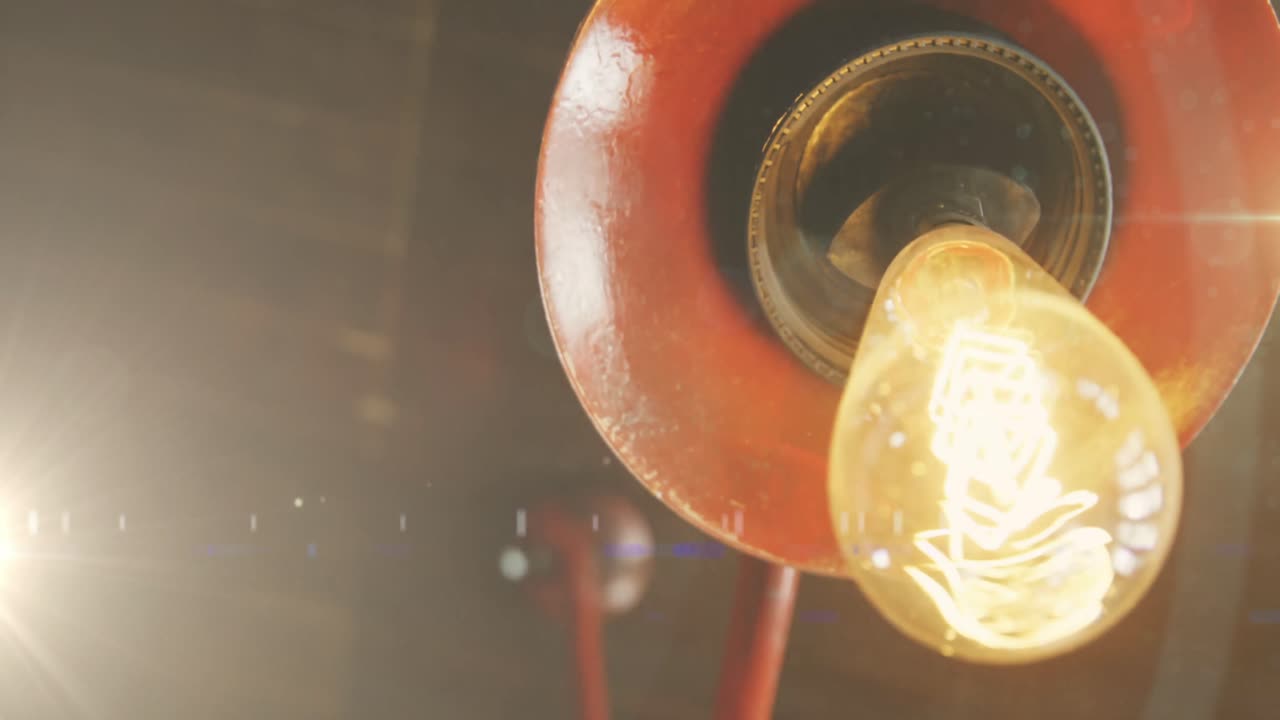 animación de una bombilla encendida colgando del techo