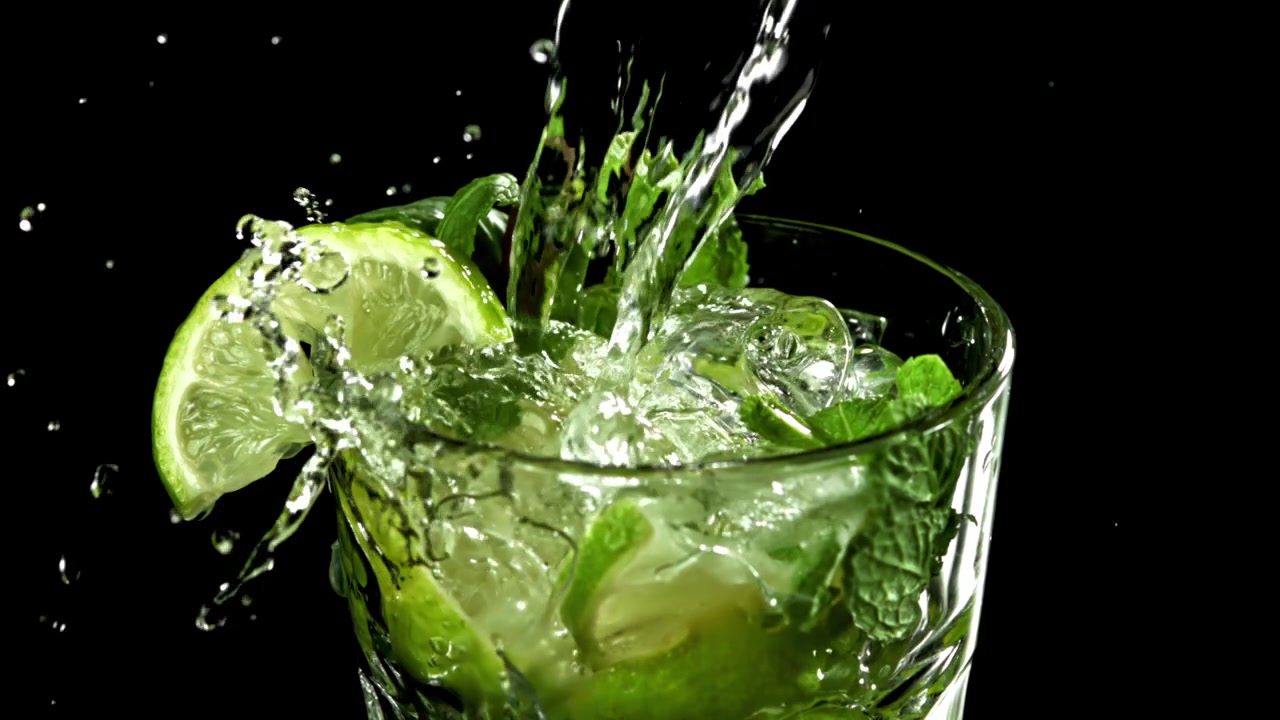Virkistävä Mojito-cocktail kaadetaan hidastettuna limen ja mintun kera