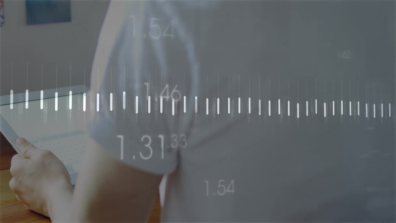 Uomo che scorre il tablet e osserva una forma d'onda finanziaria in fluttuazione che si stabilizza intorno a dei valori, analizzando i dati.