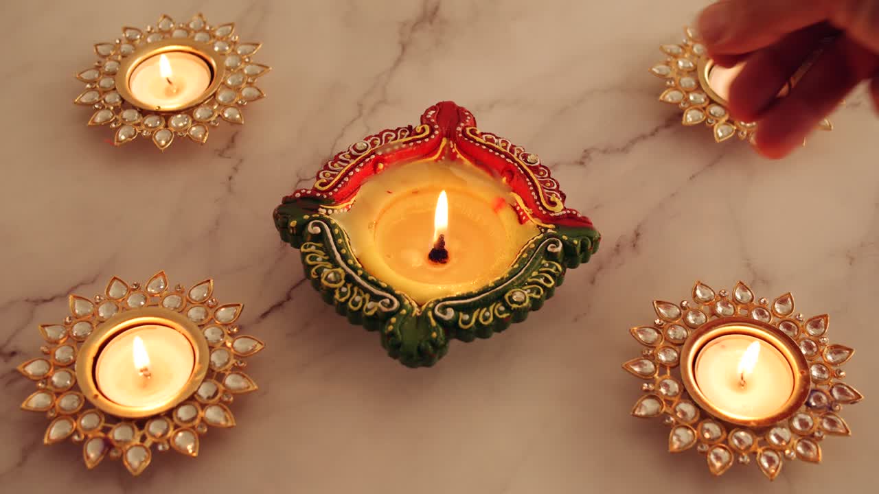 dias de diwali encendidos en 2020 durante el día junto con máscaras quirúrgicas