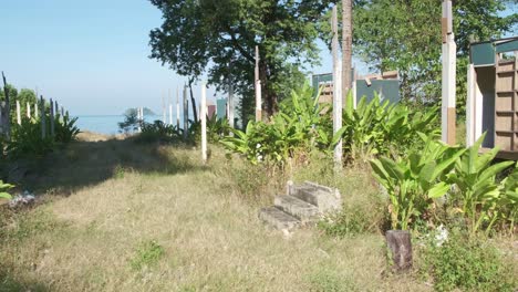 Disparo-De-Un-Complejo-De-Bungalows-De-Playa-Abandonados-En-Koh-Chang,-Tailandia