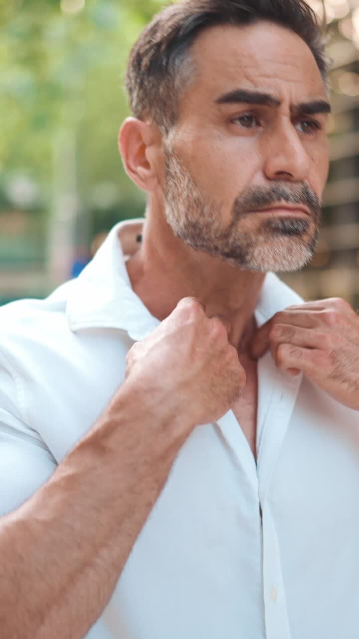 Ritratto di un uomo maturo e barbuto in camicia bianca